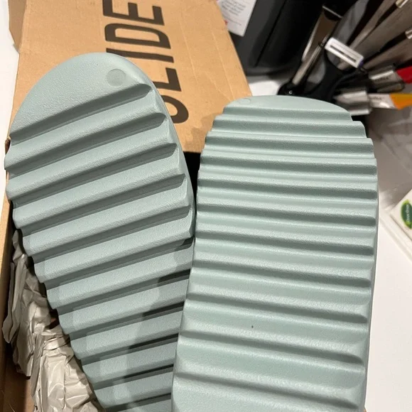 Yeezy Slides ‘Salt’ | Men’s | Salt | Size 9
Dead stock - Picture 5 of 8